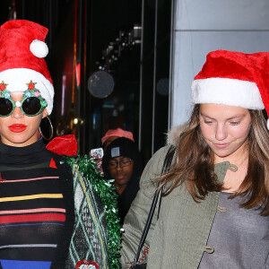 Beyonce Knowles et Jay-Z à la sortie d'une soirée de Noël organisée dans leur bureau à New York, le 14 décembre 2015