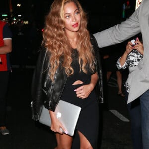 Beyonce Knowles, un MacBook Apple à la main, lors d'une sortie de nuit à New York, le 30 juin 2015.