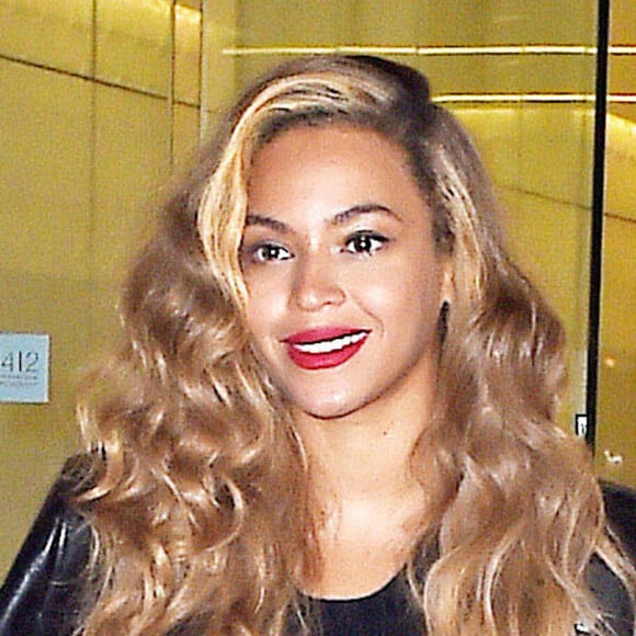 Beyonce Knowles dans les rues de New York. Beyonce porte son ordinateur portable de la marque Apple. Le 30 juin 2015