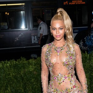 Beyoncé Knowles à la Soirée Costume Institute Gala 2015 (Met Ball) au Metropolitan Museum célébrant l'ouverture de Chine: à travers le miroir à New York, le 4 mai 2015.