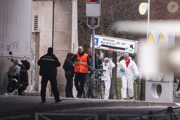 La police démarre son enquète à la station de métro où ont eu lieu les attentats de Bruxelles le 22 mars 2016.