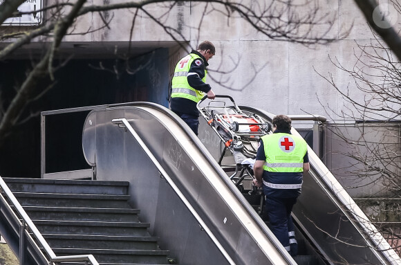 La police démarre son enquète à la station de métro où ont eu lieu les attentats de Bruxelles le 22 mars 2016.
