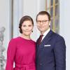 La princesse Victoria et le prince Daniel de Suède, portrait officiel publié en mars 2016 après la naissance de leur fils le prince Oscar.