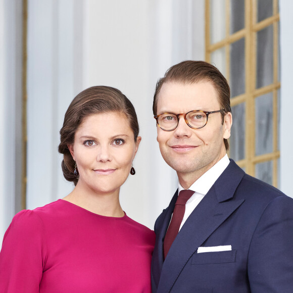 La princesse Victoria et le prince Daniel de Suède, portrait officiel publié en mars 2016 après la naissance de leur fils le prince Oscar.