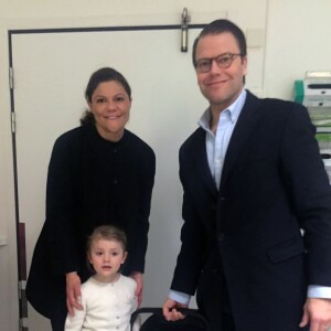 La princesse Victoria de Suède, le prince Daniel et la princesse Estelle avec le prince Oscar à la sortie de la maternité le 3 mars 2016.