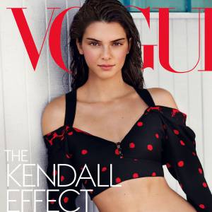 Kendall Jenner en couverture du numéro spécial de Vogue. Photo par Mario Testino.