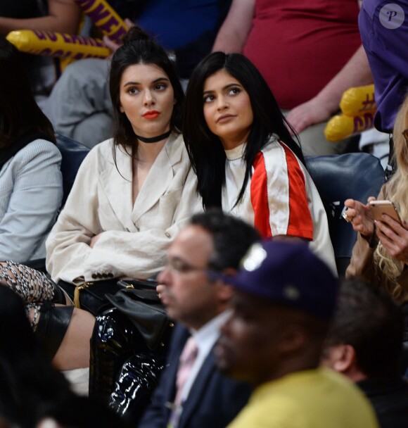 Kendall et Kylie Jenner au Staples Center. Los Angeles, le 15 mars 2016.