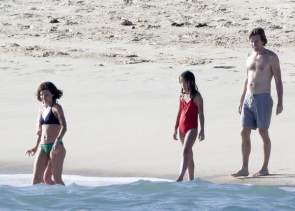 Ewan MacGregor et ses filles Jamyan et Annouk sur une plage de Mexico, le 22 décembre 2013