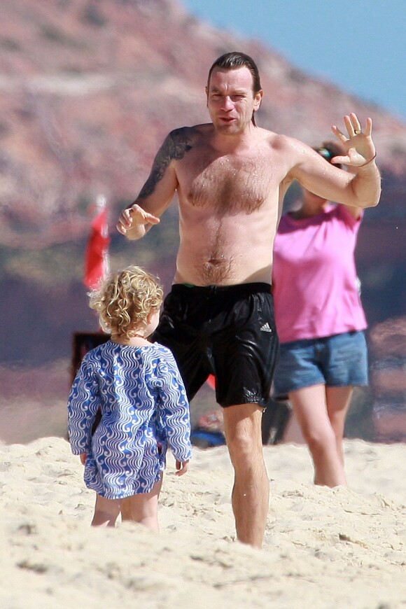 Ewan MacGregor et sa fille Annouk sur une plage de Cabo San Lucas, le 22 décembre 2013