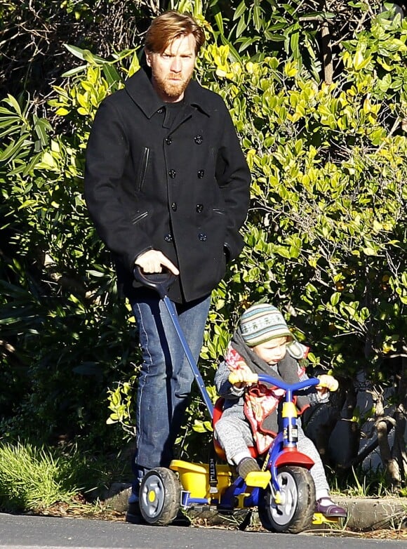 Exclusif - Ewan McGregor et sa fille Anouk se promenent a Los Angeles, le 16 janvier 2013.