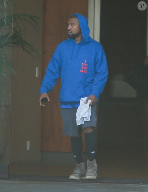 Exclusif - Kanye West à la sortie de la salle de sport Equinox après un entraînement de basket de 2 heures à Los Angeles le 18 mars 2016.