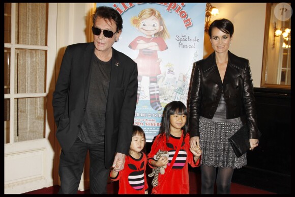 Johnny Hallyday et sa femme Laeticia Hallyday avec leurs filles Jade et Joy au théâtre de Paris en 2011
