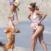 Lilly Becker profite d'une journée à la plage avec son fils Amadeus (déguisé en lion). Miami, le 26 mars 2016.