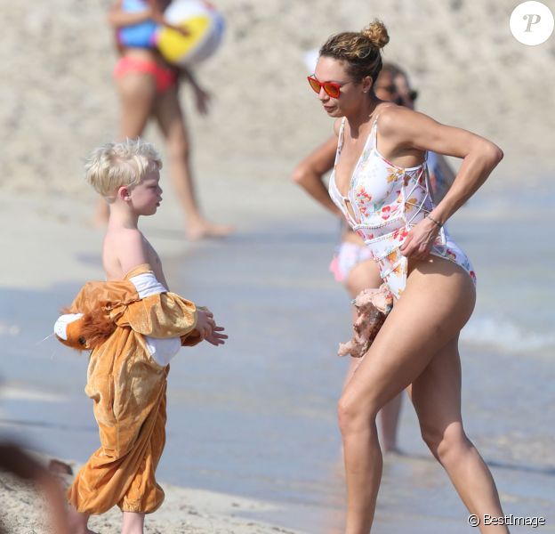 Lilly Becker profite d'une journée à la plage avec son fils Amadeus (déguisé en lion). Miami, le 26 mars 2016.