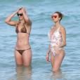 Lilly Becker (Lilly Kerssenberg) et une amie profitent d'une journée à la plage. Miami, le 26 mars 2016.