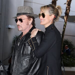 Après son 75ème concert, Johnny Hallyday arrive en famille avec sa femme Laeticia et ses filles Jade et Joy à l'aéroport de Los Angeles en provenance de Paris le 29 mars 2016.