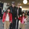 Après son 75ème concert, Johnny Hallyday repart en famille avec sa femme Laeticia et ses filles Jade et Joy à Los Angeles de l'aéroport Roissy Charles de Gaulle le 29 mars 2016.