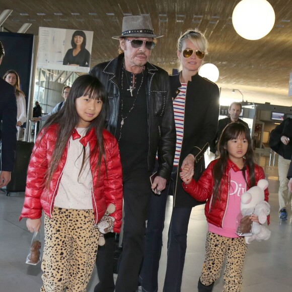 Après son 75ème concert, Johnny Hallyday repart en famille avec sa femme Laeticia et ses filles Jade et Joy à Los Angeles de l'aéroport Roissy Charles de Gaulle le 29 mars 2016.