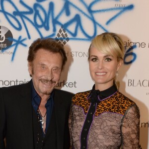 Exclusif - Johnny Hallyday et sa femme Laeticia Hallyday - Le joaillier Aaron Jah Stone et l'artiste Kongo ont présenté une nouvelle collection qui allie Street Art et Joaillerie chez Montaigne Market à Paris le 4 mars 2016. L’artiste Kongo a réalisé une performance en live. L’oeuvre a été offerte à l’Association « La bonne étoile » présidée par Laeticia Hallyday.