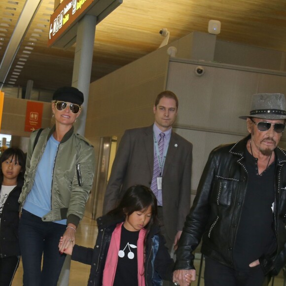 Semi-exclusif - Johnny Hallyday repart en famille avec sa femme Laeticia et ses filles Jade et Joy à Los Angeles de l'aéroport Roissy Charles de Gaulle le 11 janvier 2016, avant de reprendre sa tournée le 22 janvier à Montpellier.