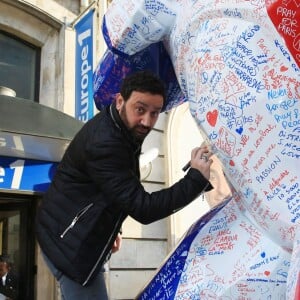 Exclusif - Cyril Hanouna - L'artiste contemporain Richard Orlinski se mobilise après les attentats survenus le 13 novembre à Paris, et crée un Kong revisité en Bleu Blanc Rouge pour Risposte.paris, destiné à être vendu aux enchères au profit du fond d'aides aux familles des victimes.  © Céline Bonnarde / Bestimage