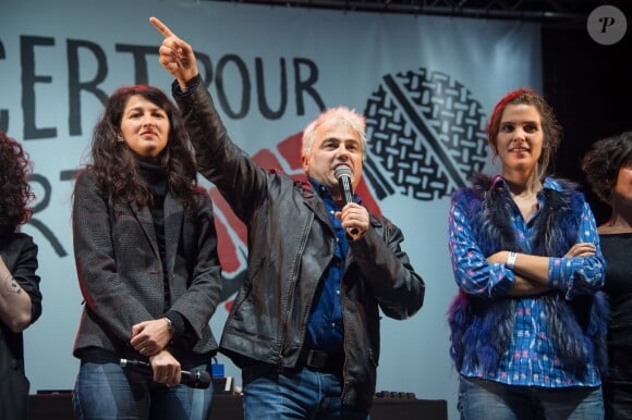 Zineb El Rhazoui, Patrick Pelloux et une invitée (Charlie Hebdo) lors du "concert pour la liberté", le 3 mai 2015 - Paris