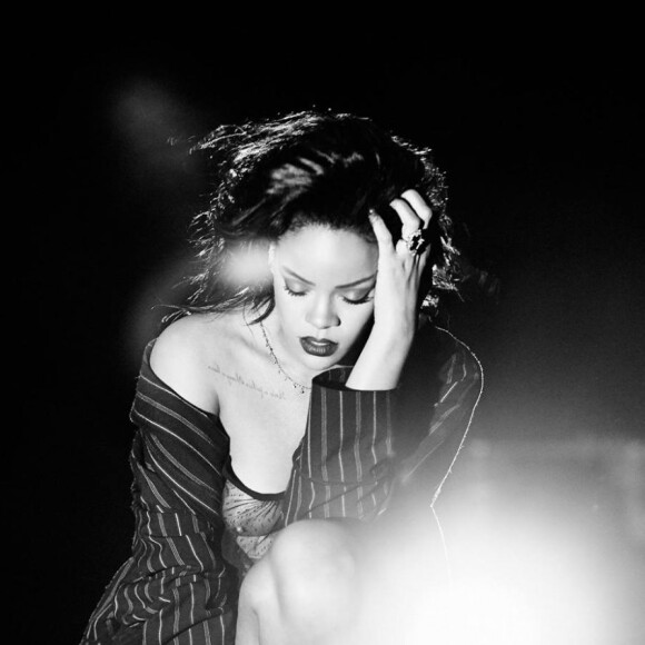 Photo des coulisses du tournage du clip "Kiss It Better" de Rihanna.