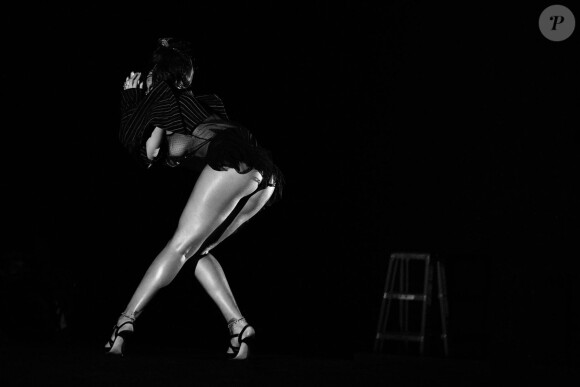 Rihanna toute en jambes dans les coulisses du tournage de son nouveau clip, "Kiss It Better".