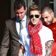  Justin Bieber pose avec ses fans à la sortie de son hôtel à Beverly Hills, le 16 avril 2014  