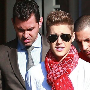 Justin Bieber pose avec ses fans à la sortie de son hôtel à Beverly Hills, le 16 avril 2014 