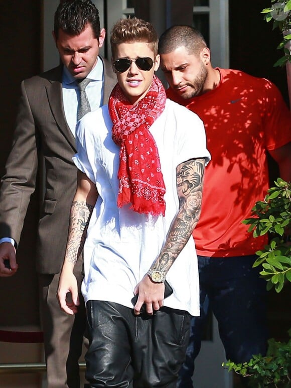 Justin Bieber pose avec ses fans à la sortie de son hôtel à Beverly Hills, le 16 avril 2014 