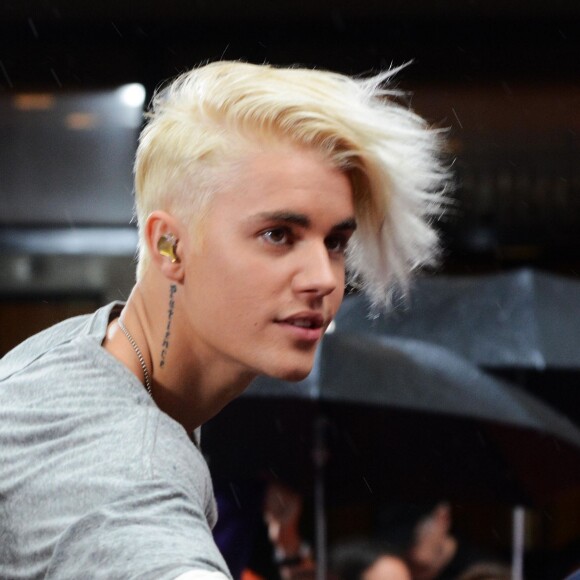 Justin Bieber chante sur le plateau de l'émission "Today" à New York le 10 septembre 2015. 