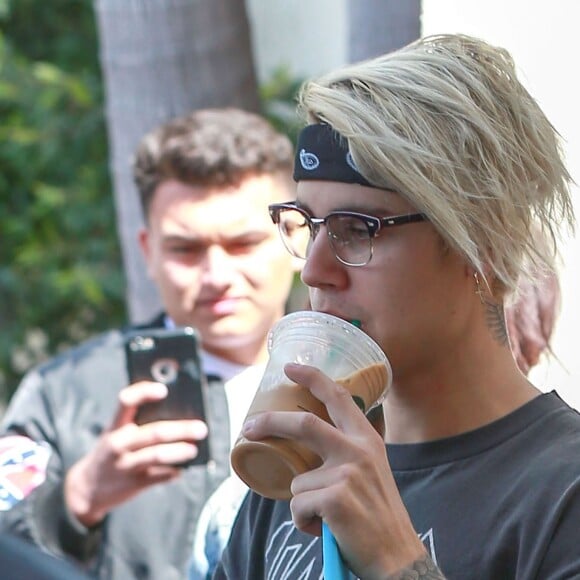 Justin Bieber et toute son équipe sont allés dans un Starbucks à Los Angeles. Justin arbore une nouvelle coupe de cheveux long et blond platine. Le 22 mars 2016 