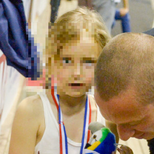 Manon, la fille de Laure Manaudou et Frédérick Bousquet, avec son papa lors des Championnats de France de natation à Montpellier, le 3 avril 2016.