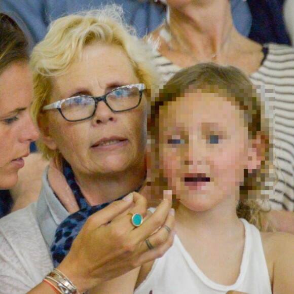 Manon, la fille de Laure Manaudou et Frédérick Bousquet, avec sa maman, sa grand-mère Olga, lors des Championnats de France de natation à Montpellier, le 3 avril 2016.