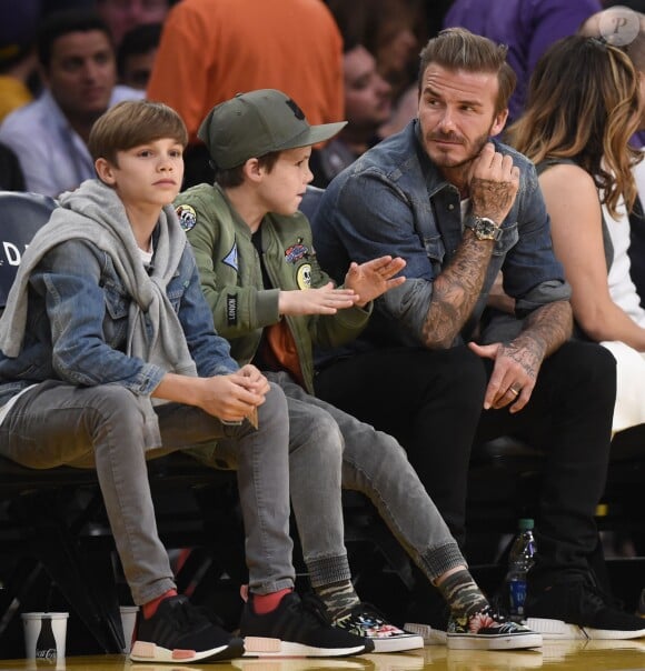 David Beckham avec ses enfants Romeo et Cruz à un match de basket à Los Angeles au Staples Center à Los Angeles, le 3 avril 2016