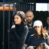 Kourtney Kardashian et Kylie Jenner à la sortie d'un studio d'enregistrement à Van Nuys. Kylie fait des selfies avec ses fans. Le 28 mars 2016