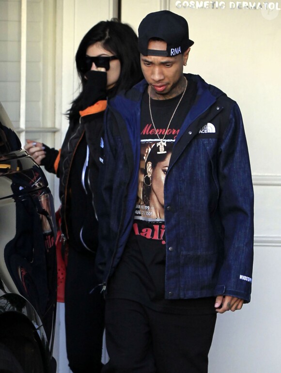 Kylie Jenner et son petit ami Tyga à la sortie du centre de dermatologie Epione à Beverly Hills, le 7 mars 2016  Couple Kylie Jenner and Tyga are seen stopping by Epione in Beverly Hills, California on March 7, 2016. Kylie did her best to hide her face as the pair left the dermatology center.07/03/2016 - Beverly Hills