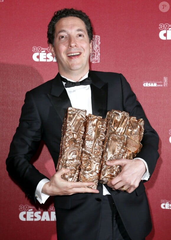 Guillaume Gallienne pose avec ces César après la 39e cérémonie des César du Cinéma à Paris, le 28 février 2014.
