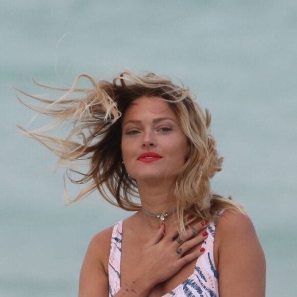 Caroline Receveur en vacances à Miami, le 6 avril 2016. 