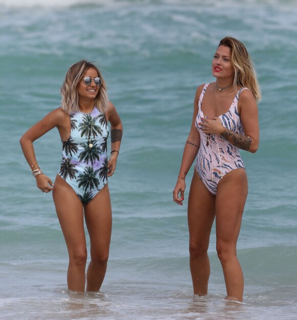 Caroline Receveur et une amie en vacances à Miami, le 6 avril 2016. 