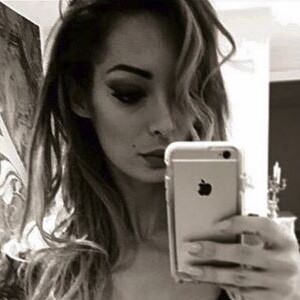 Emilie Nef Naf sexy et décolletée sur Instagram, le 3 avril 2016