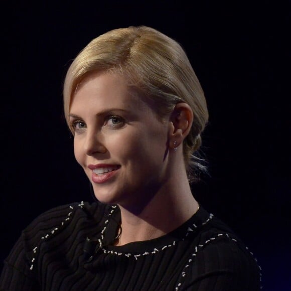 Charlize Theron donne une interview sur le plateau de l'émission Che tempo che Fa à Milan le 31 mars 2016.