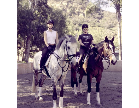 Iggy Azalea fait de l'équitation avec la popstar Kesha dont elle a pris la défense dans la bataille qui l'oppose à son producteur Dr. Luke qu'elle accuse d'agression sexuelle. Photo publiée sur Twitter, le 7 avril 2016.