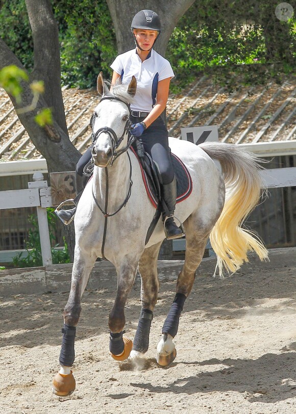 Iggy Azalea prend son cours d'équitation à Los Angeles. Le 30 mars 2016