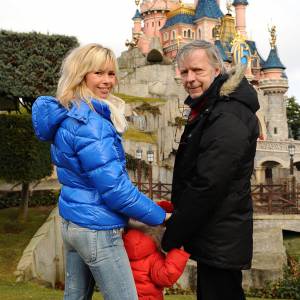 Romane Serda et Renaud avec leur fils Malone en 2009 à Disneyland Paris
