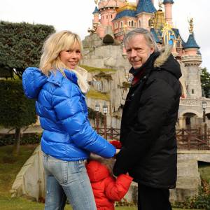 Romane Serda et Renaud avec leur fils Malone en 2009 à Disneyland Paris