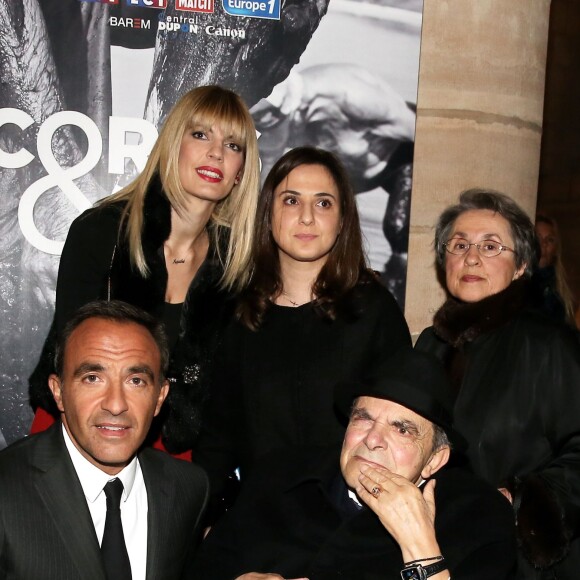 Nikos Aliagas avec sa compagne Tina, sa soeur Maria et ses parents Andreas et Harula, à l'exposition Corps et âmes à la Conciergerie à Paris le 23 Mars 2016. © Dominique Jacovides
