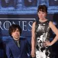 Peter Dinklage et Erica Schmidt - Soirée de lancement de la 6e saison de Game of Thrones, le 10 avril 2016 à Los Angeles.
