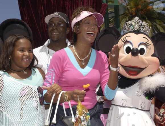 Whitney Houston, son mari Bobby Brown et leur fille Bobbi Kristina à Disneyland, le 7 août 2004